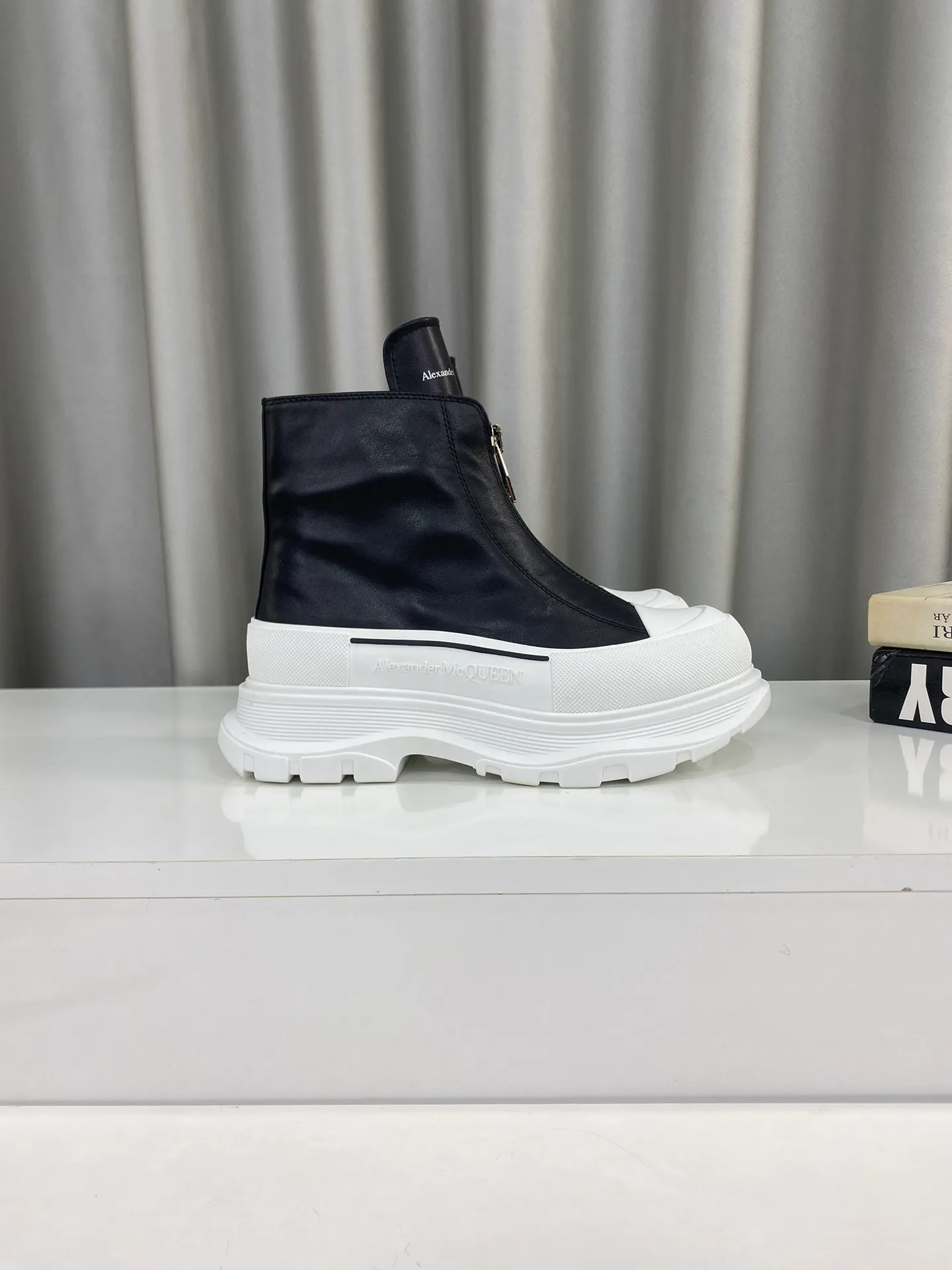 👟👟Ex-factory price 640👟👟Male +10 🔺Mc Queen 🔺Alexander McQueen's latest model, thick-soled front zipper motorcycle boots🌈 The designer has a bold idea, perfectly combined with the trend of the times, super comfortable and versatile, new motorcycle style design, multiple crafts splicing outsole, it is perfect, many celebrities and Internet celebrities endorse it. 🔥Material: Original custom-made first-layer cowhide for the upper. Interior: Original custom crystal sheepskin lining. Outsole: Original TPU multi-layer combination outsole, •┈┈┈┈┈┈★┈┈┈┈┈┈┈• Size: Women’s 35～39 (34, 40, customization is non-returnable) Men’s 39～44 (38, 45, customization is not returnable) Full set of counter original packaging